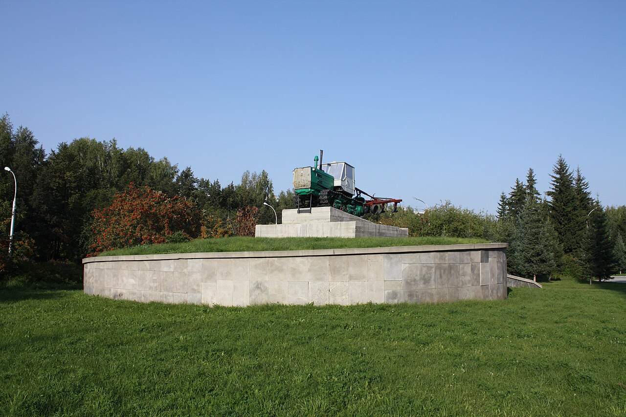 Памятник трактору Т-150, Краснообск 01.jpg